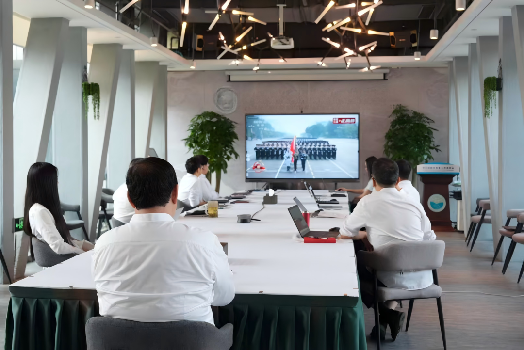 沐鸣娱乐科技在京员工集中收看纪念中国人民抗日战争暨世界反法西斯战争胜利 80 周年大会直播 凝聚奋进力量
